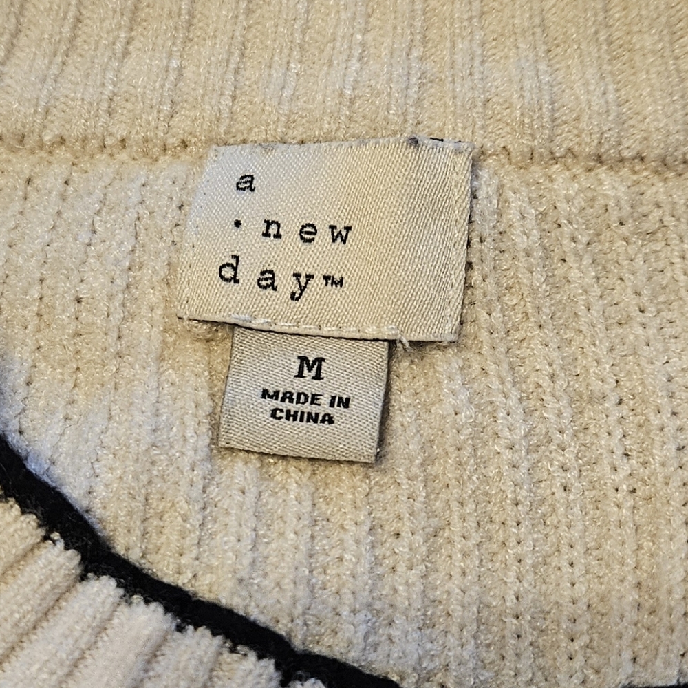 A New Day Medium Womens Cream And Black Crew Neck Sweater - Picture 4 of 5